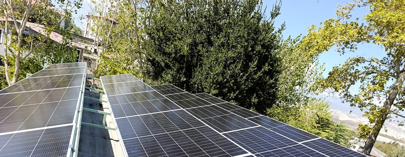 Ağaçlar arasında Says Enerji panel dizisi, arkada Hatay vadisi
