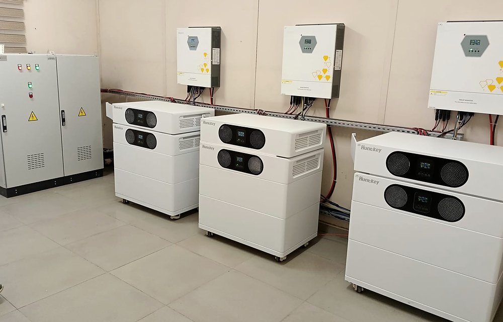 Hibrit inverter ve lityum batarya rafları