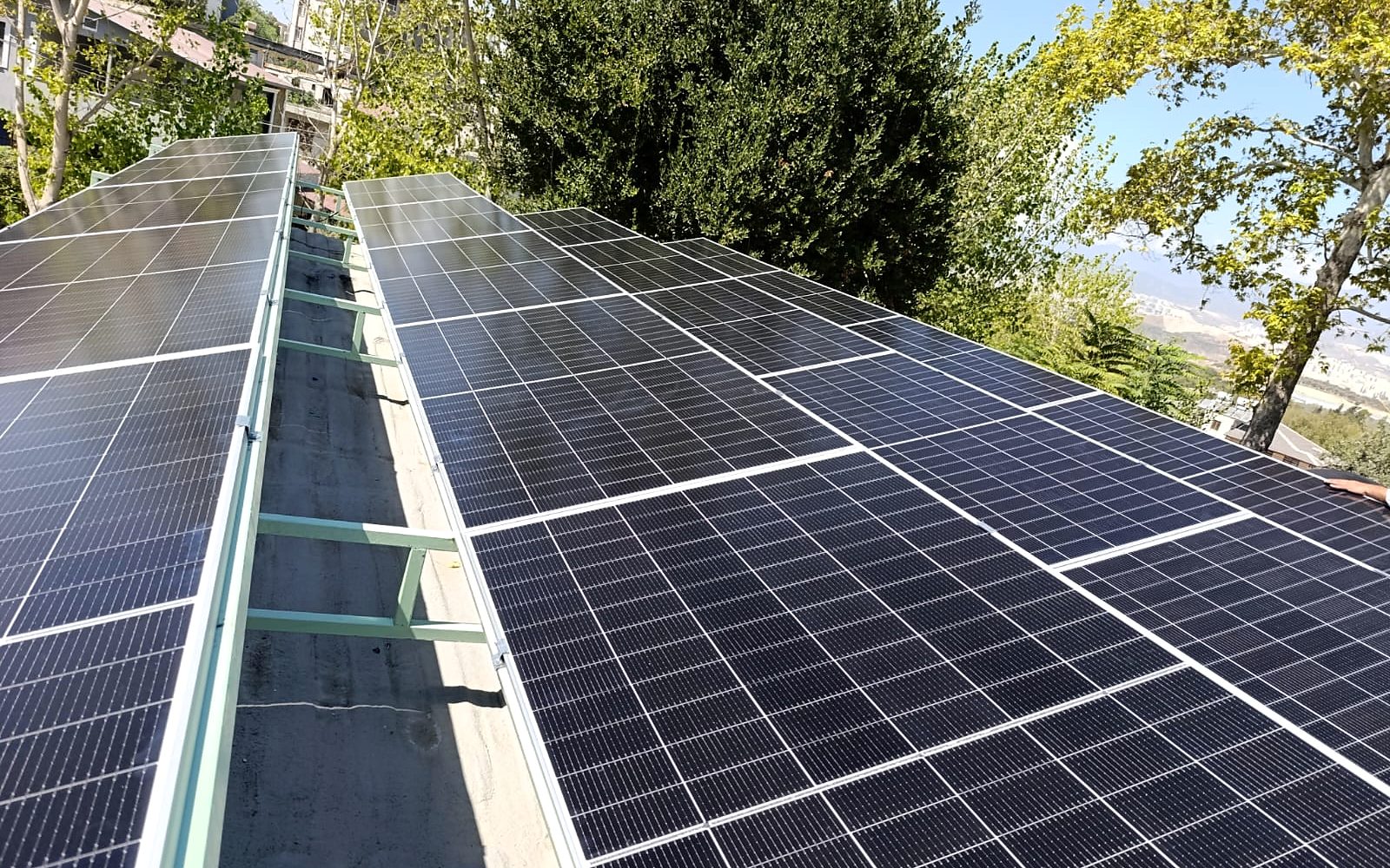 Ağaçlar arasında çatıya kurulmuş Says Enerji panel dizisi